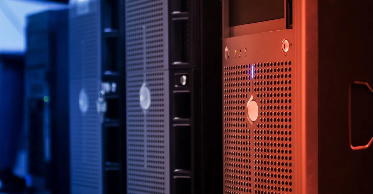 Beitragsbild: Server in einem Rechenzentrum, blau und rot beleuchtet, Symbol für immer leistungsfähigere KI-Systeme.