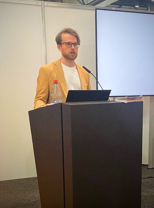 Niklas Titgemeyer bei einem Vortrag