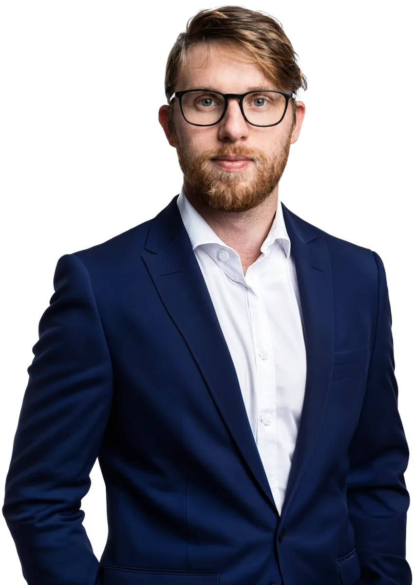 Niklas Titgemeyer im blauen Anzug