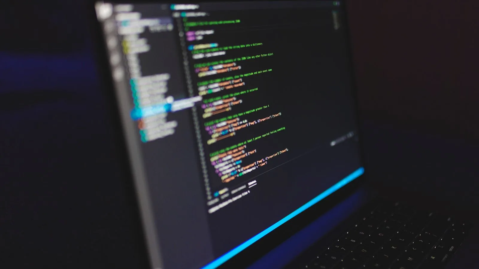 Beitragsbild: Programmcode auf einem Bildschirm in dunkler Umgebung.