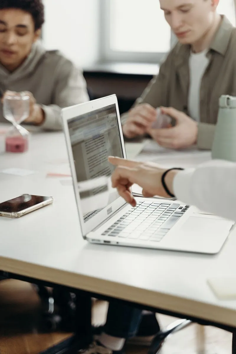 Team arbeitet im Workshop gemeinsam an Laptops mit ChatGPT