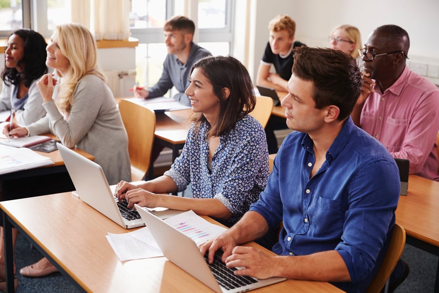 Teilnehmende eines Workshops an ihren Plätzen